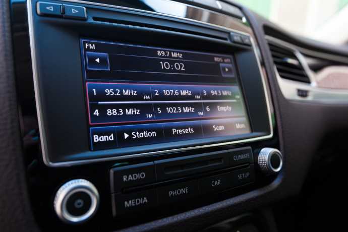 my radio and turn signal sound not working